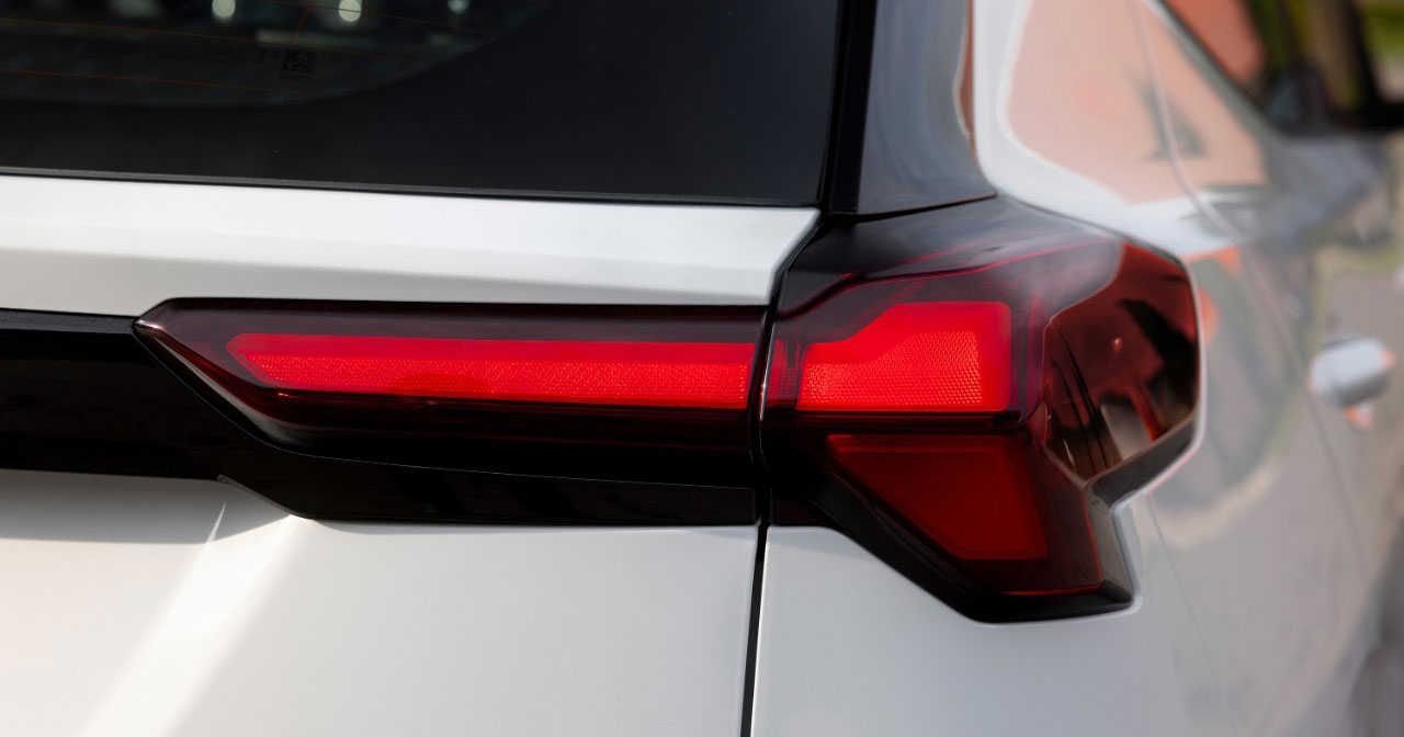 Bild av Chevrolet Bolt EV i bakgrunden av fabriken