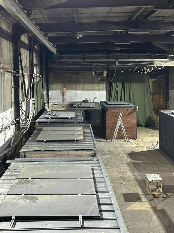 Droner gömda under taken på trästugor