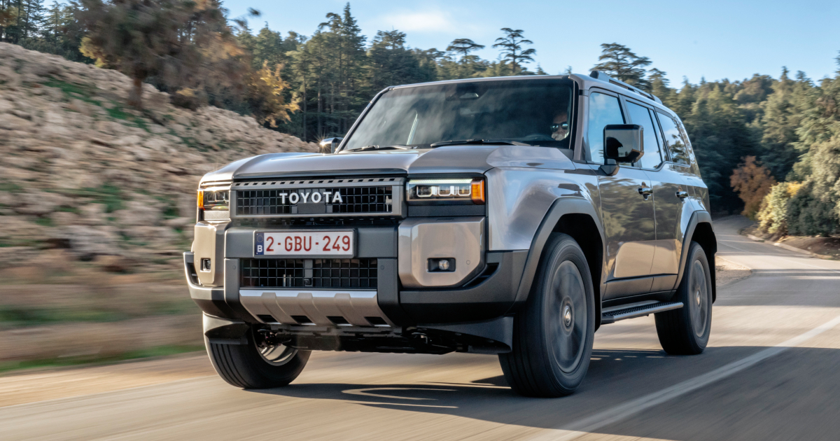 Toyota Land Cruiser J250 mot bakgrund av natur