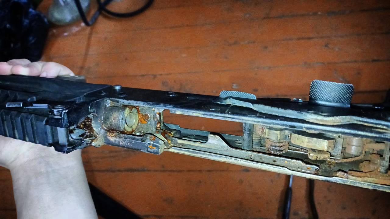 Byggdetaljer av AK-12 automatkarbin