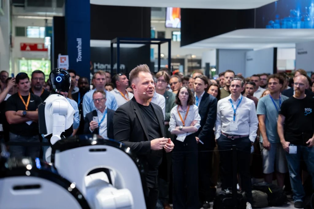 Presentation av den humanoida roboten 4NE1