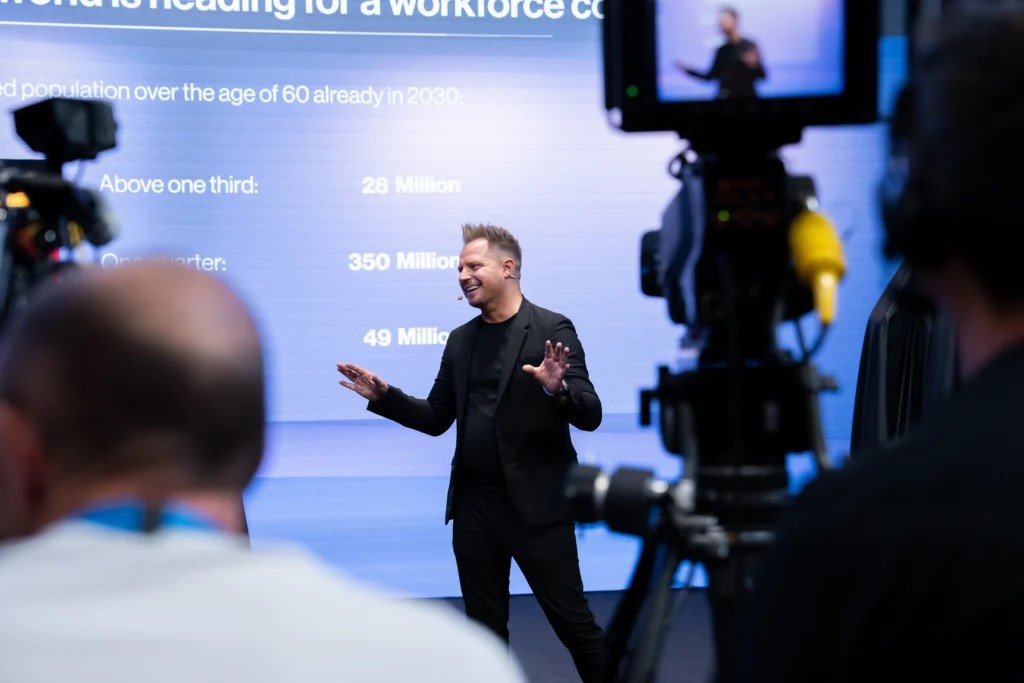 Immovabel humanoid robot 4NE1