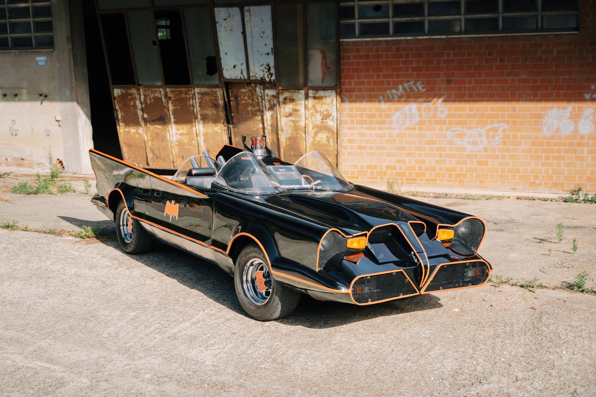 Adam West utanför Batmobilen