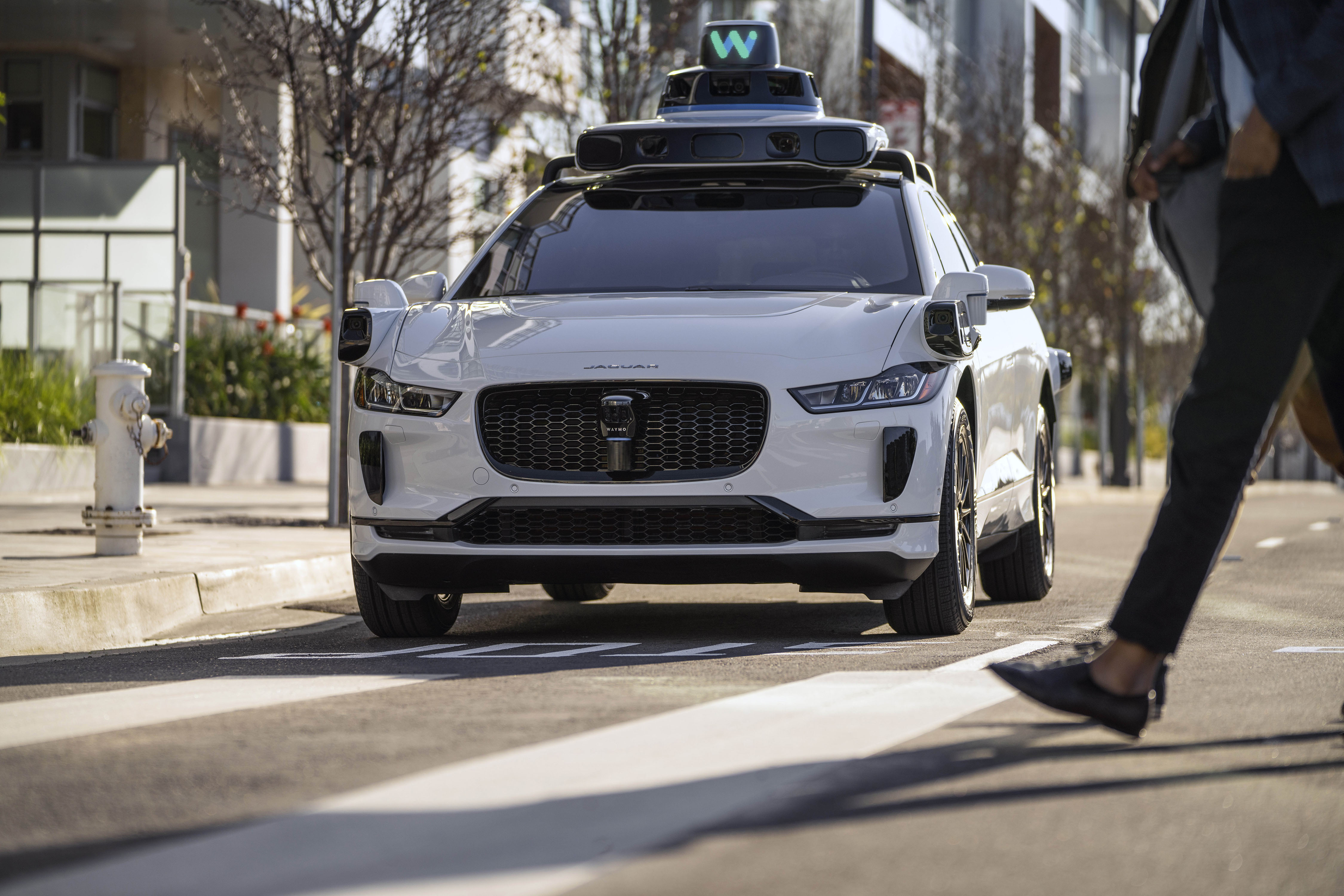 Sju robottaxibilar från Waymo blockerade trafiken vid en motorvägskorsning i San Francisco