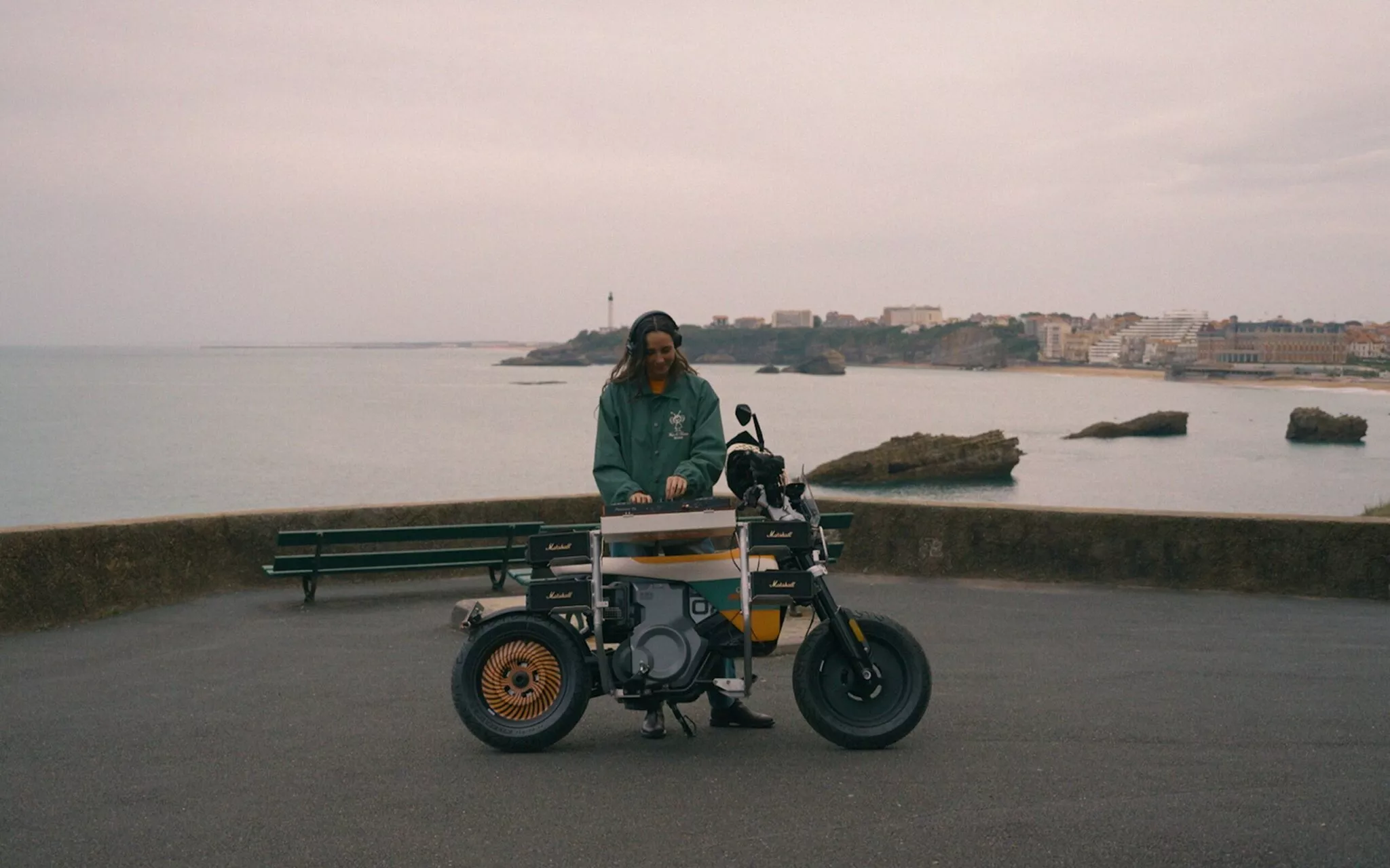 BMW CE 02 med DJ-konsol