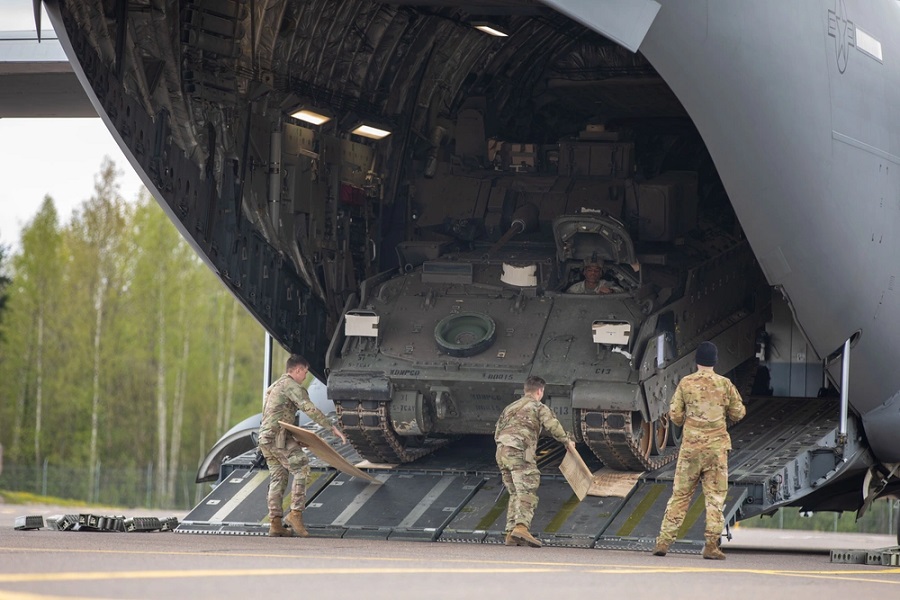 Bradley avlastning i Estland. Illustration: US Army