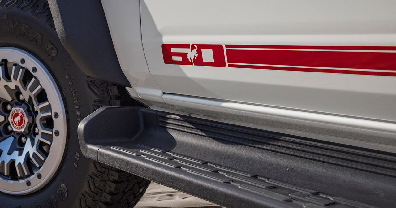 Ford Bronco 60th Anniversary Edition - Bakre sits