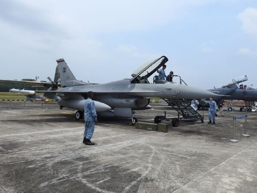Singapores flygvapen har offentligt bekräftat att dess moderniserade F-16 Fighting Falcon-jaktplan är beväpnade med fjärde generationens Python 5-missiler med en räckvidd på 20 km