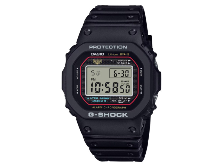 G-Shock DW5000R-klocka mot stadsbilden