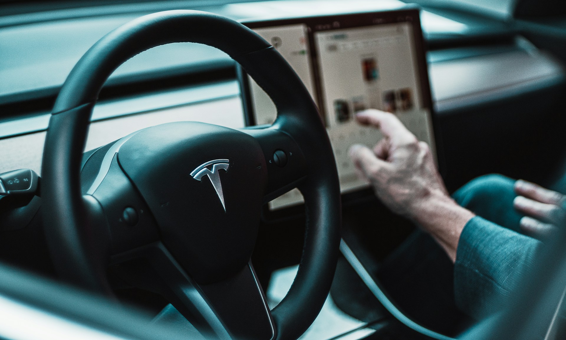 Tesla halverar prenumerationspriset för Full Self Driving på grund av nedgång i nybilsförsäljningen