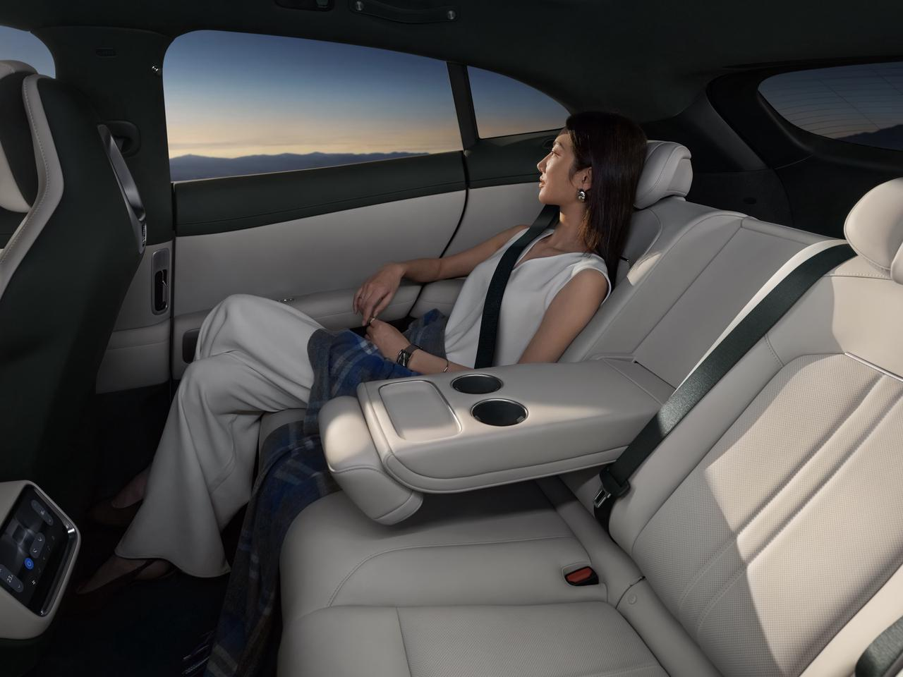 Andra raden säten med justerbara ryggstödsvinklar