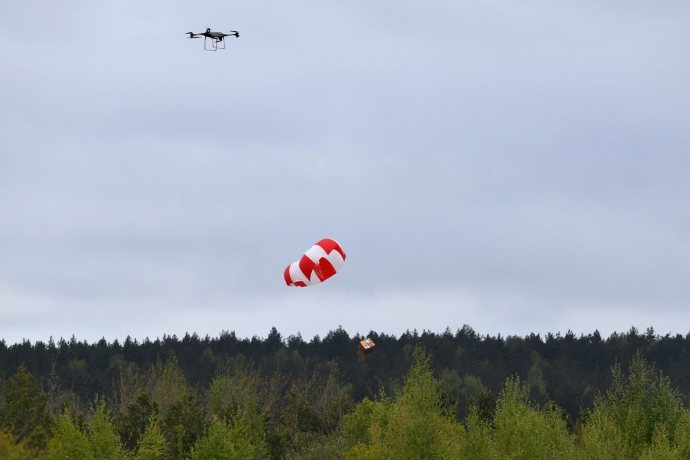 Ett paket mediciner släppt från en drönare