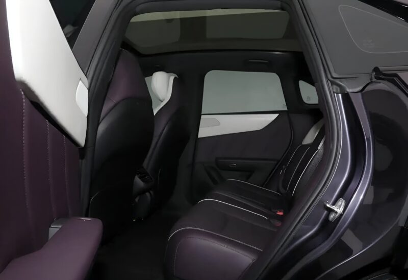 Svart tak i interiören av Mazda EZ-60