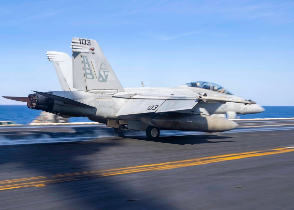 En F/A-18F Super Hornet stridsflygplan lyfter från hangarfartyget USS Harry S. Truman
