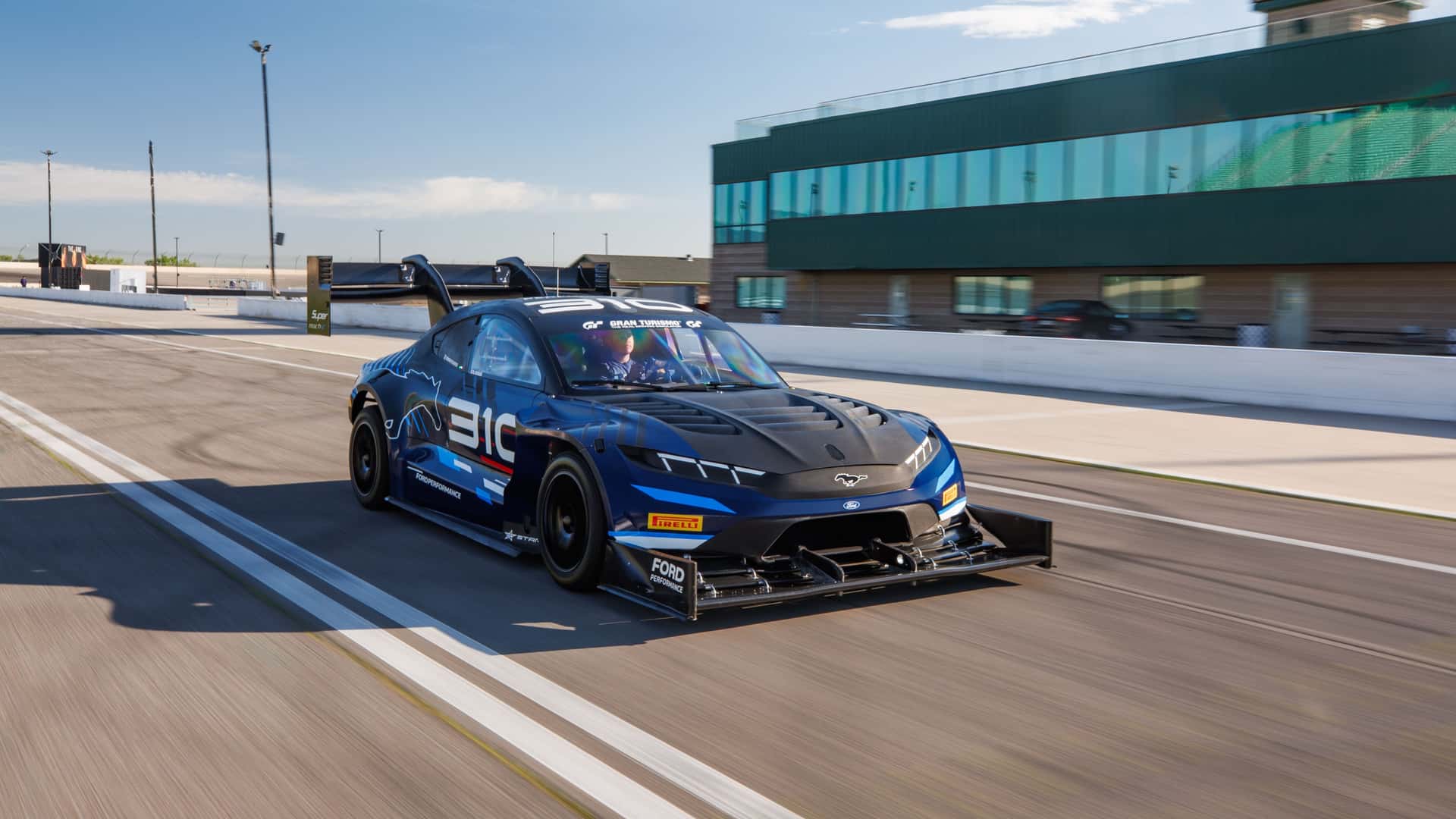 Ford Mustang Mach-E med kraftfulla antvingar.