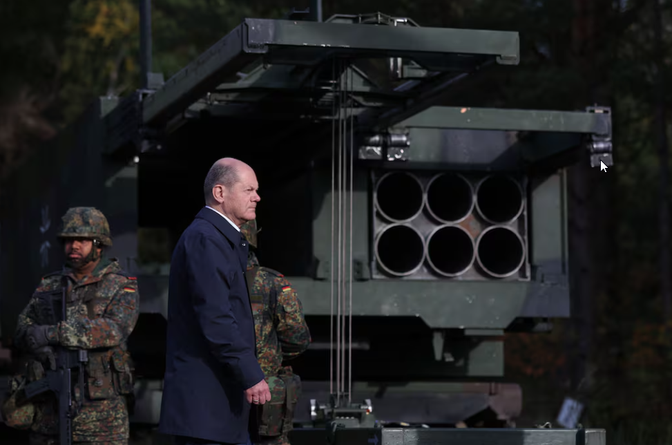 Tysklands förbundskansler Olaf Scholz bredvid multipelraketrampen (MARS II)