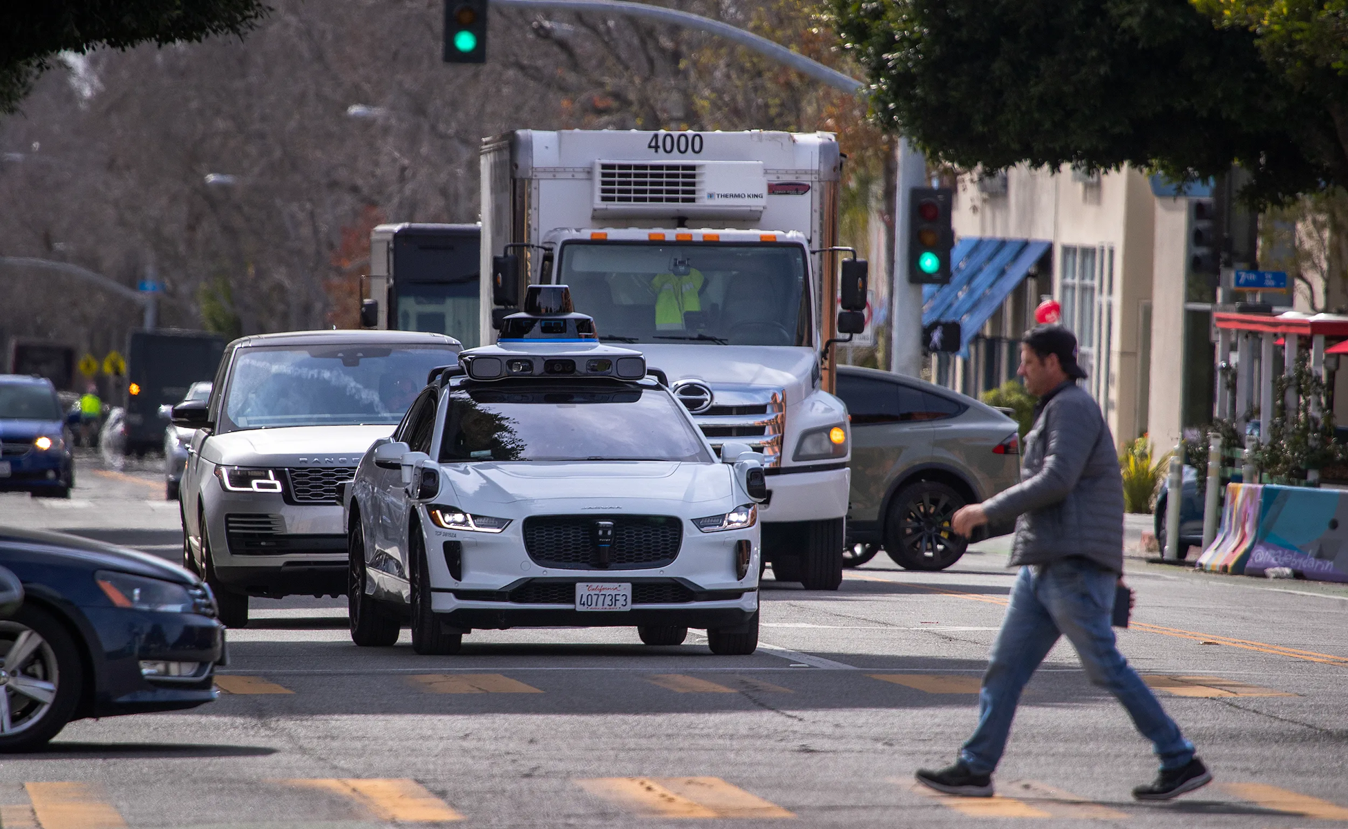 Waymo utökar sitt serviceområde för robotaxibilar i San Francisco, trots protester från stadens invånare