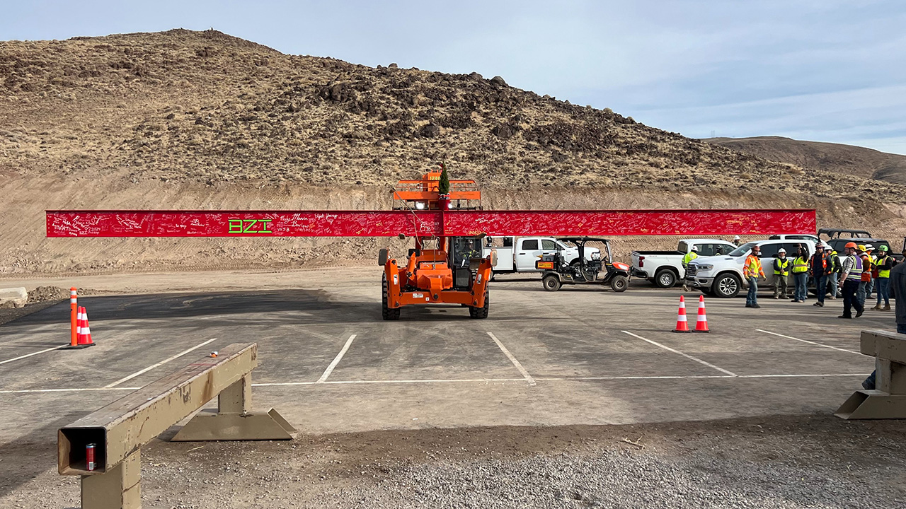 En bild från byggarbetsplatsen för Tesla Semi