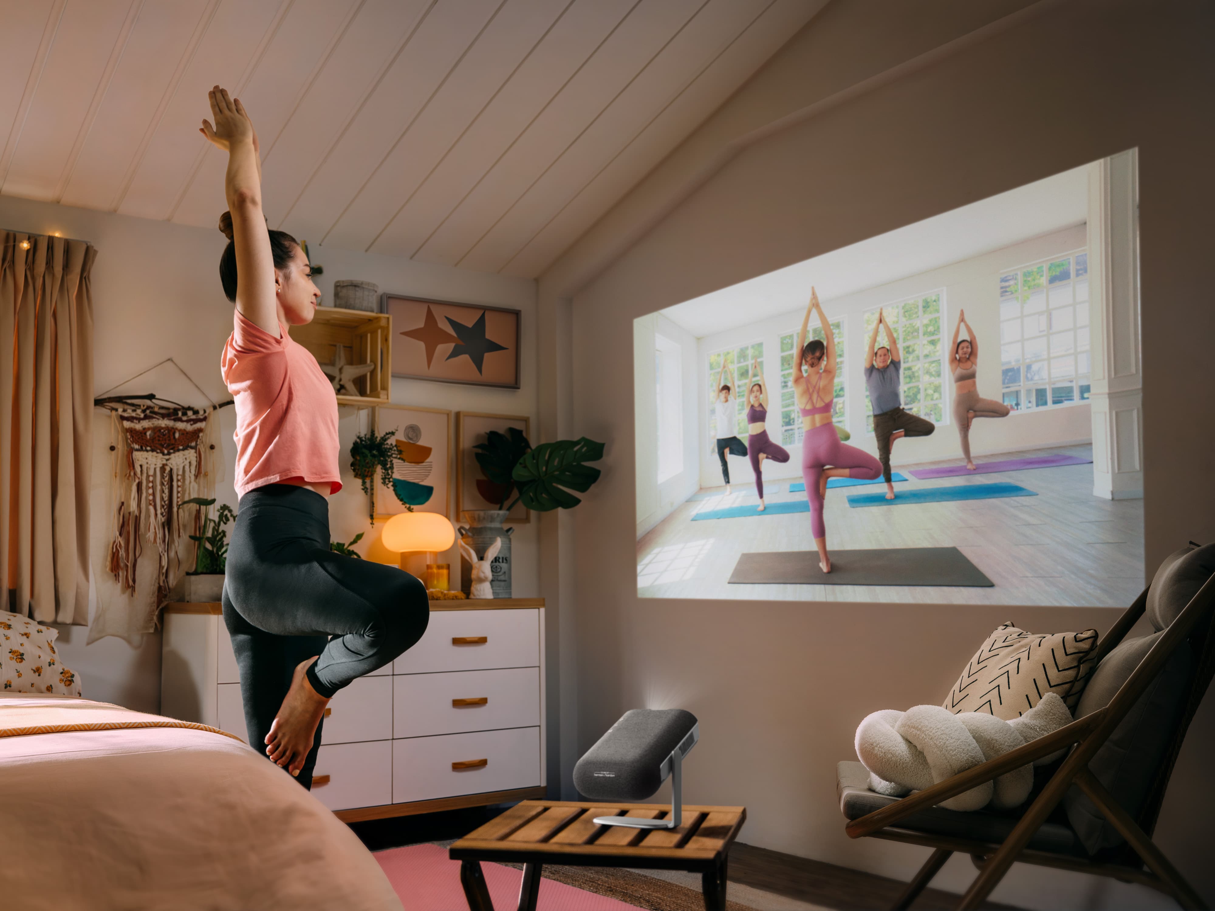 Tittar på film med ViewSonic M1 Max