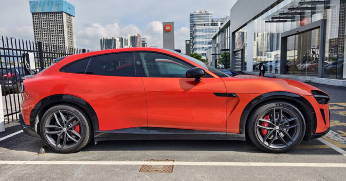 Xiaomi YU7 i bakgrunden av en tillverkningsanläggning