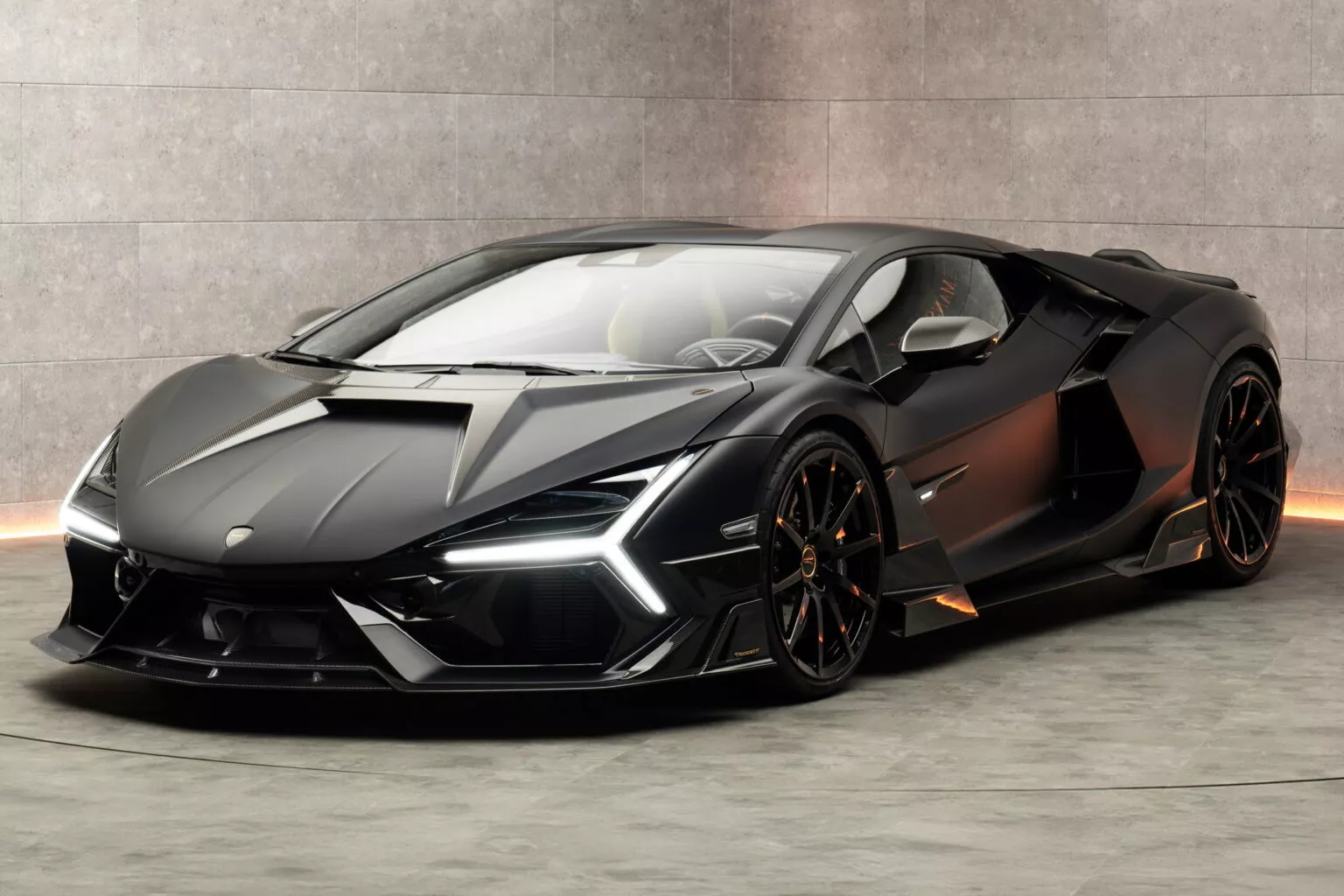 Lamborghini Revuelto by Mansory i vackra omgivningar