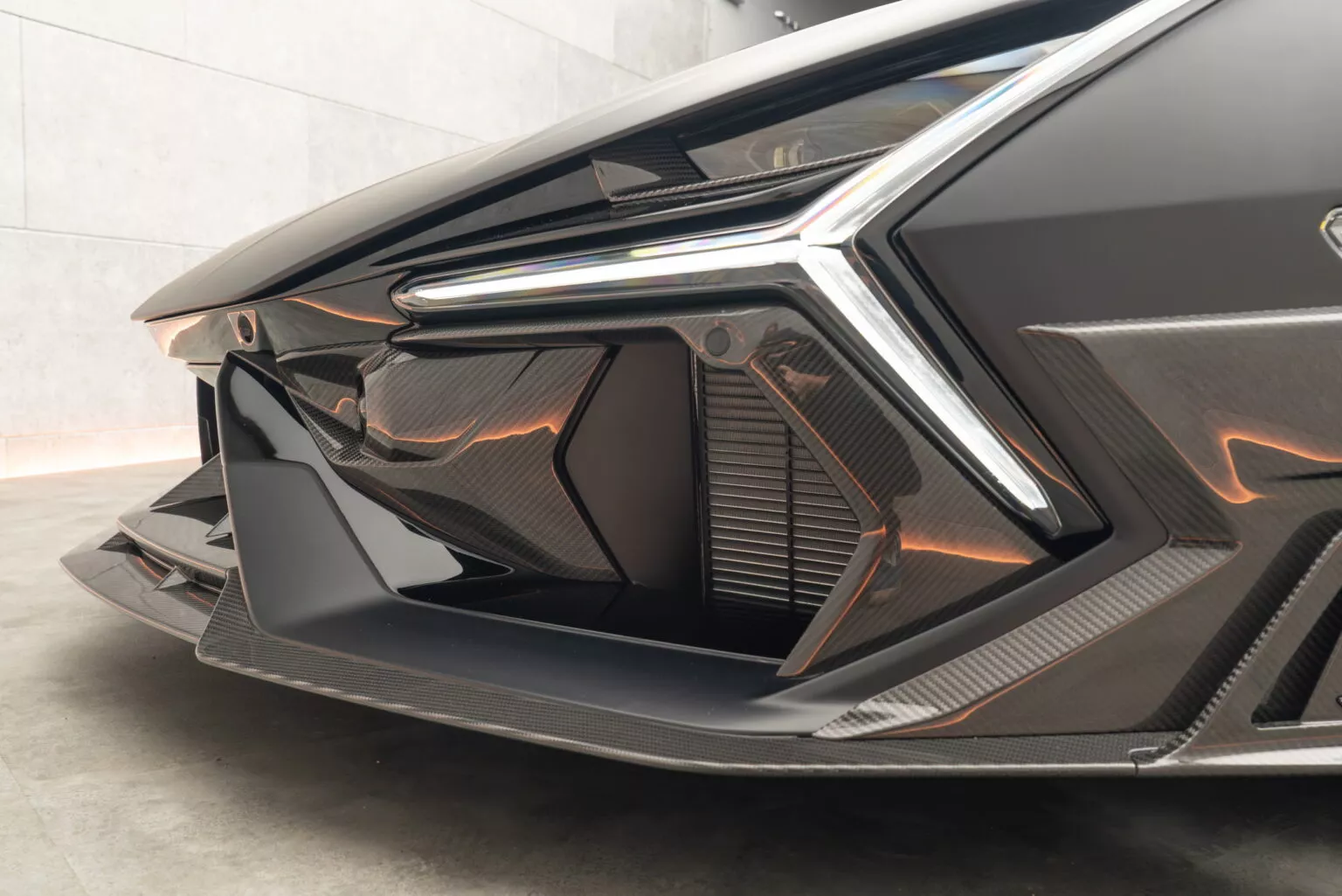 Lamborghini Revolt med Mansory-kolfiberkaross