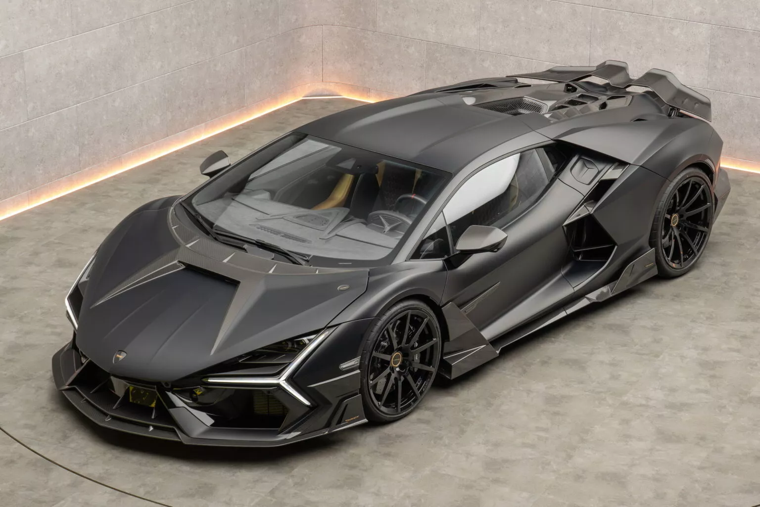 Lamborghini Revuelto motorhuv i kolfiber från Mansory