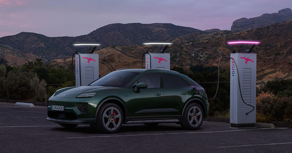 Porsche Macan 4S (2024) vid laddstationen