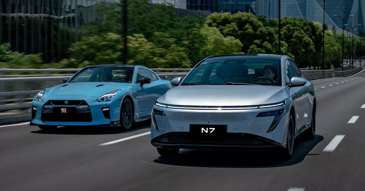 Nissan N7 bredvid GT-R.