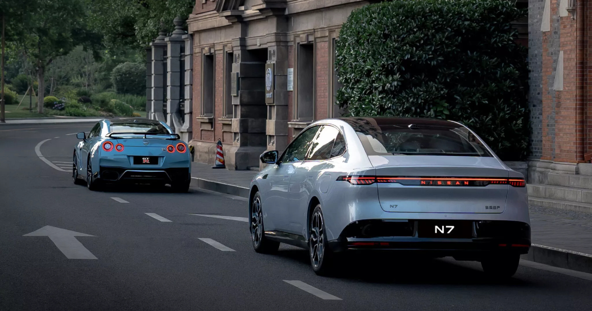 En annan vinkel av Nissan N7 och GT-R