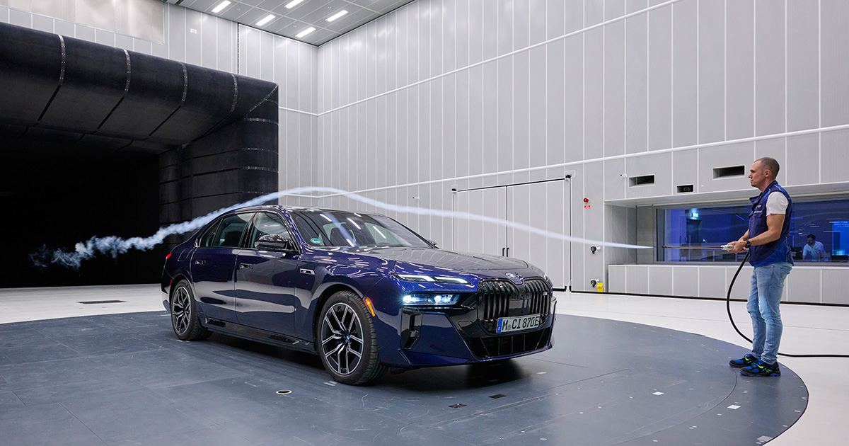 Arbete med rökenheten i BMW Groups aeroakustiska vindtunnel. Foto: BMW