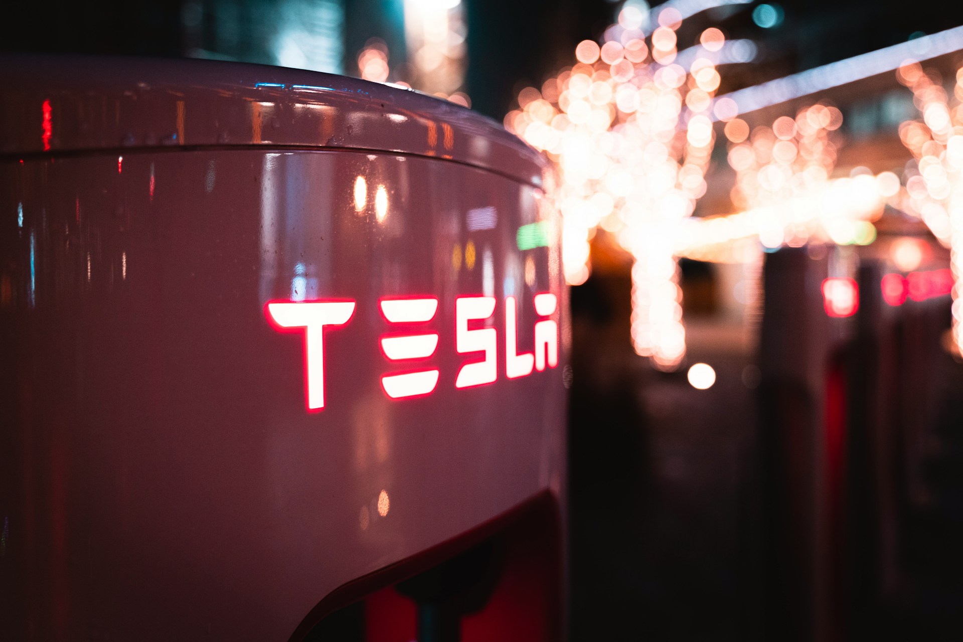Tesla inleder rättstvist med Apple om dödlig autopilotolycka