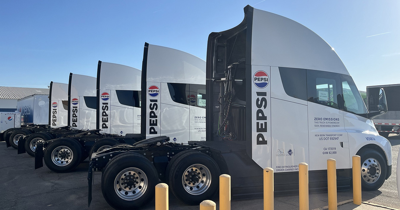 Tesla Semi-lastbilar vid PepsiCo:s distributionsanläggning