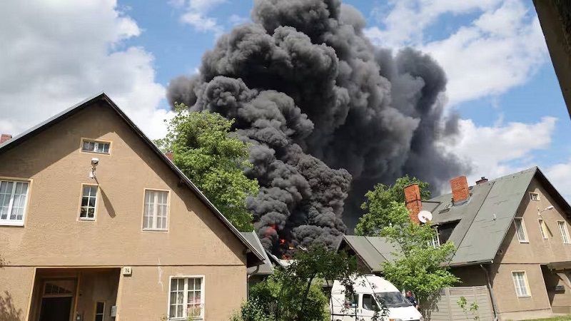 Storskalig brand i Berlin: DMA:s fabrik, som tillverkar IRIS-T SLM luftvärnssystem, står i brand-2