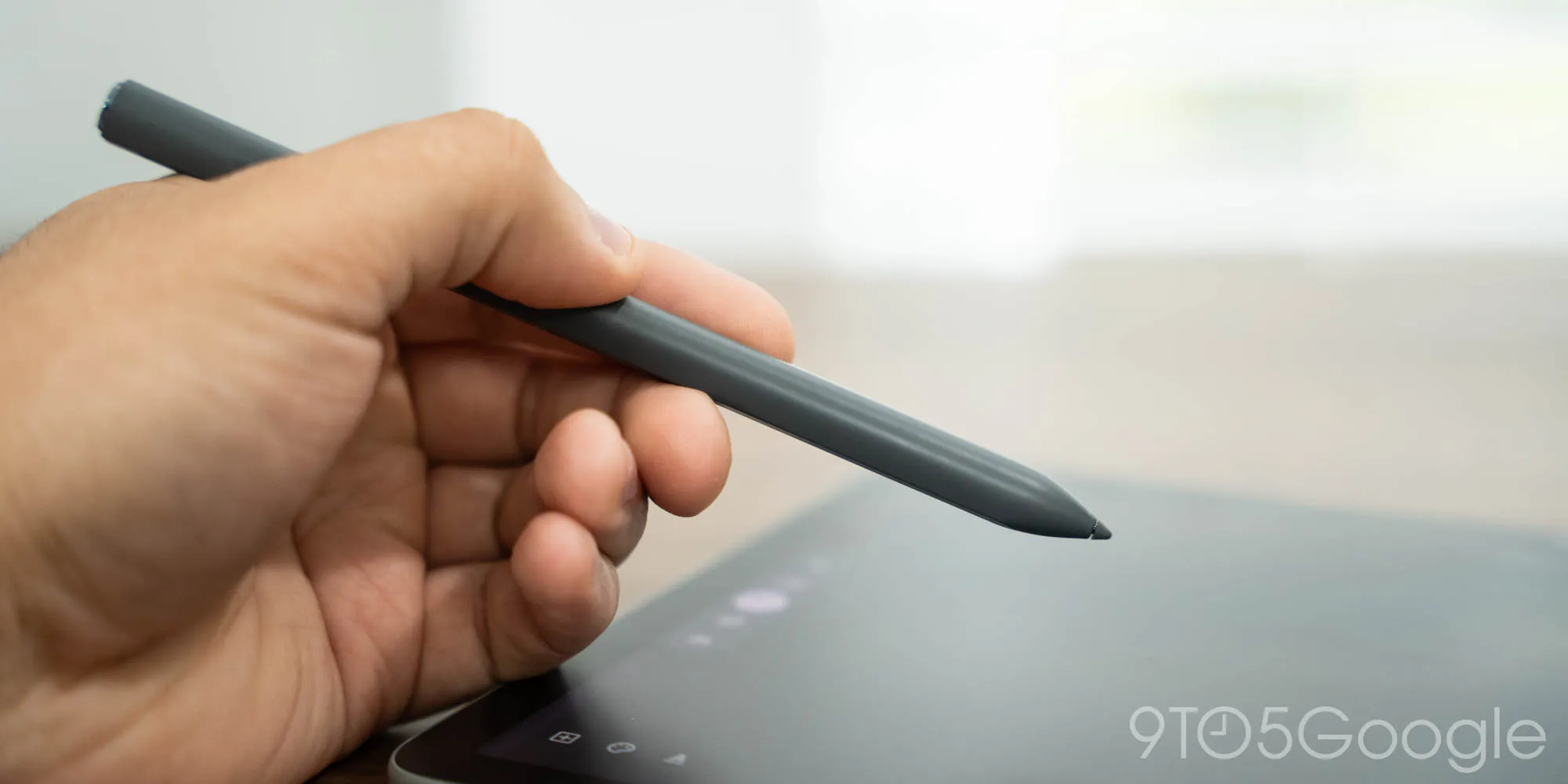 Google Pixel Tablet Pen in the hands of the user