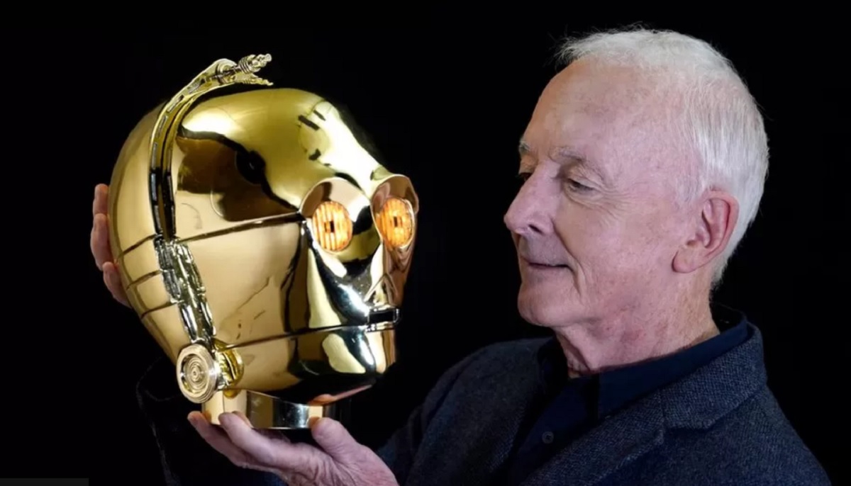 Huvudet av C-3PO från Star Wars-filmsagan såldes på auktion för 843 000 dollar. Skådespelaren Anthony Daniels, som spelade rollen som droiden, gjorde sig av med en samling ikonisk rekvisita