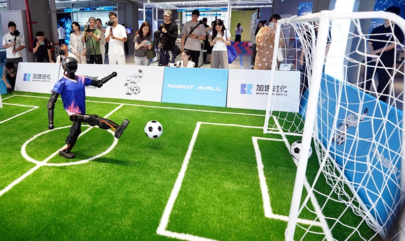 En robot som spelar fotboll