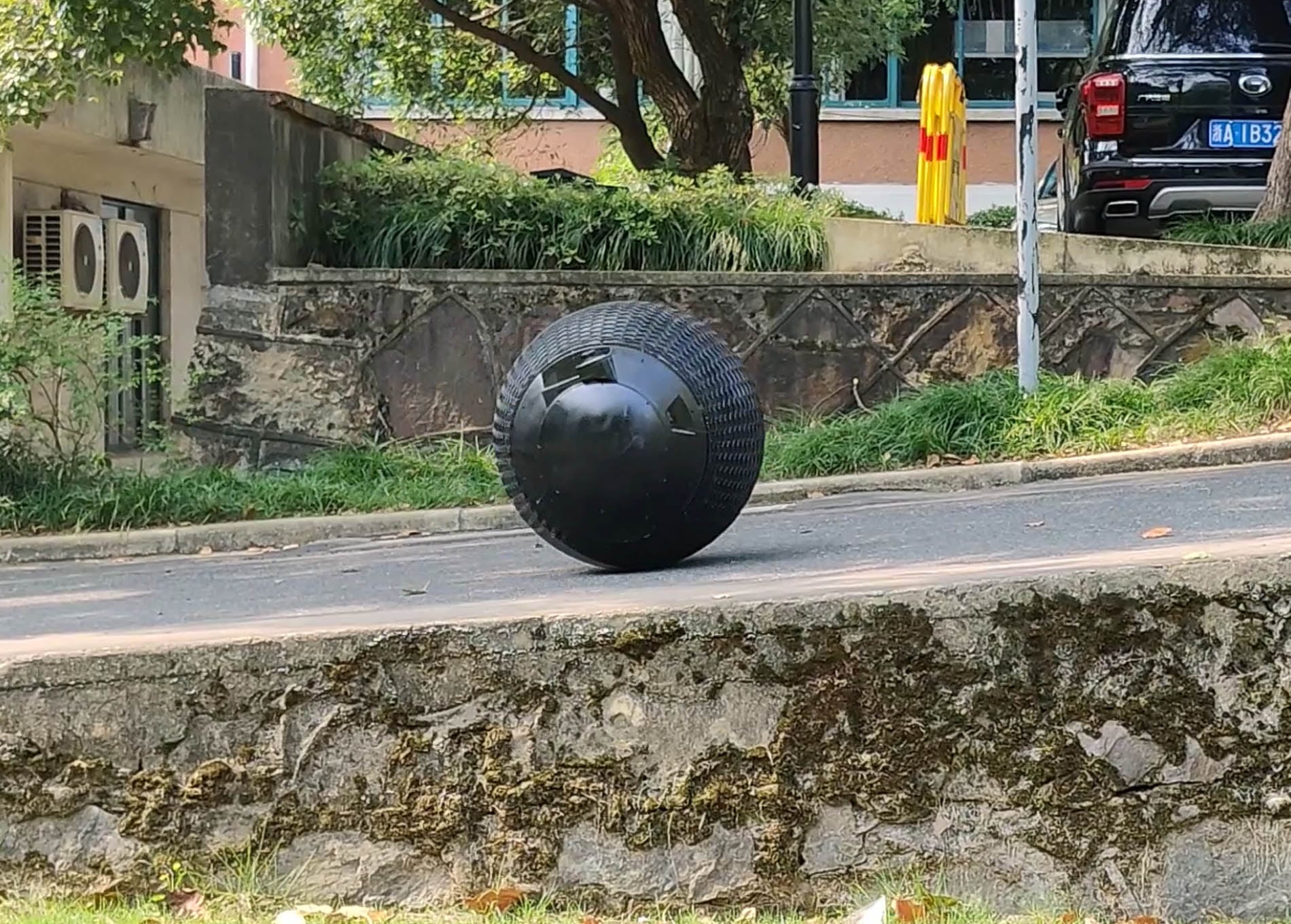 Rotunbot RT-G på en stadsgata, foto från rotunbot.cn