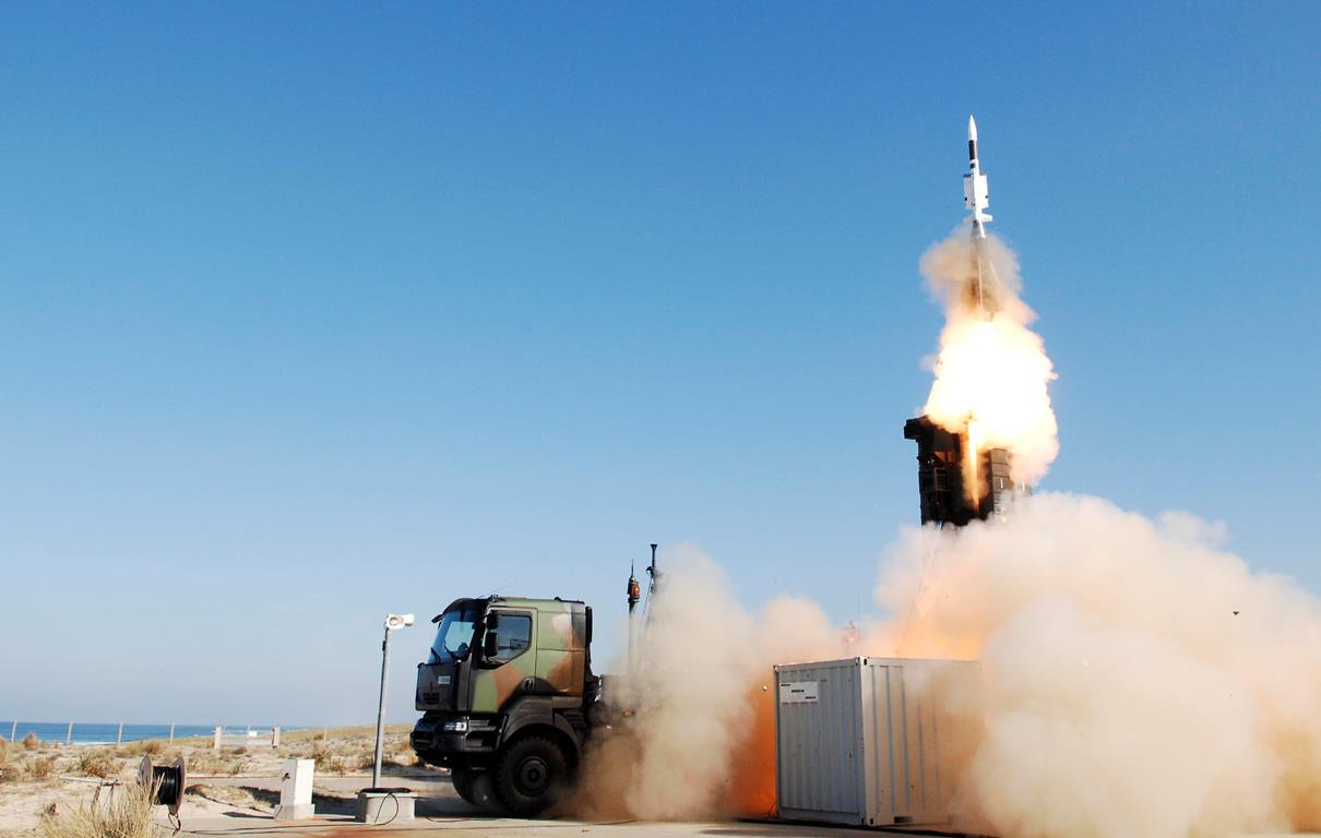 Avfyrning av en Aster 30-missil från ett stridsfordon av typen SAMP/T. Illustration: MBDA