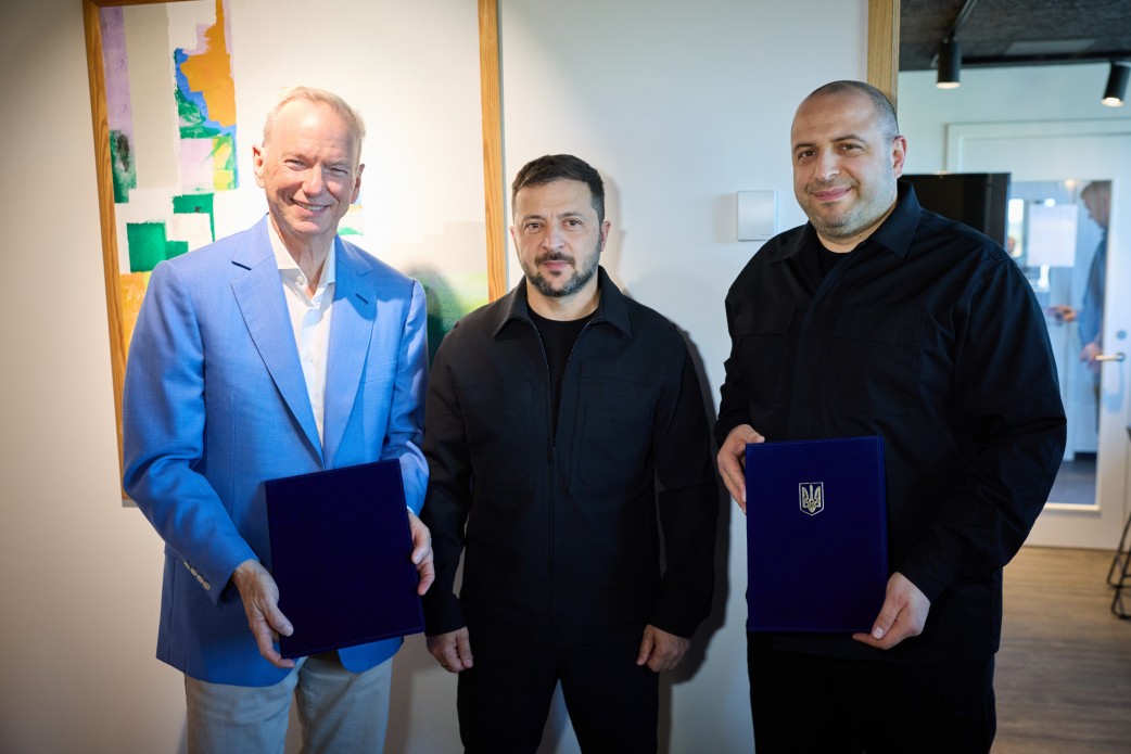Ukrainas president Volodymyr Zelenskyy, Ukrainas försvarsminister Rustem Umerov och VD för Swift Beat, LLC Eric Schmidt