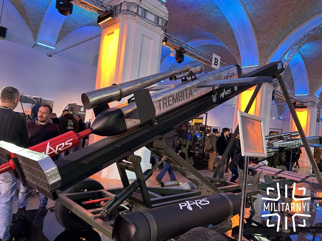 Trembita kryssningsrobot på försvarsutställningen