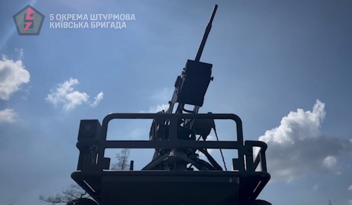 Ukrainas väpnade styrkor visar första filmen av en markbaserad bepansrad drönare i aktion