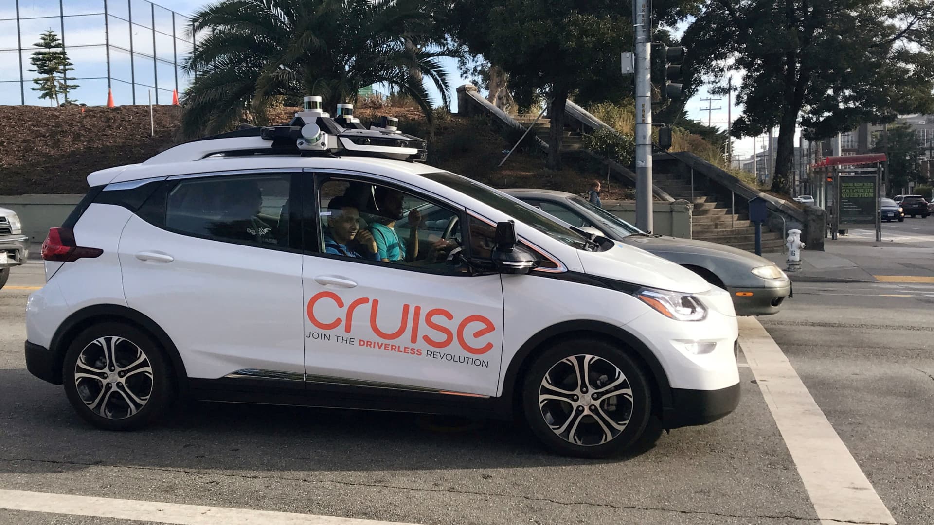 I San Francisco körde en bil på en fotgängare och kastade honom under hjulen på robotbilen Cruise