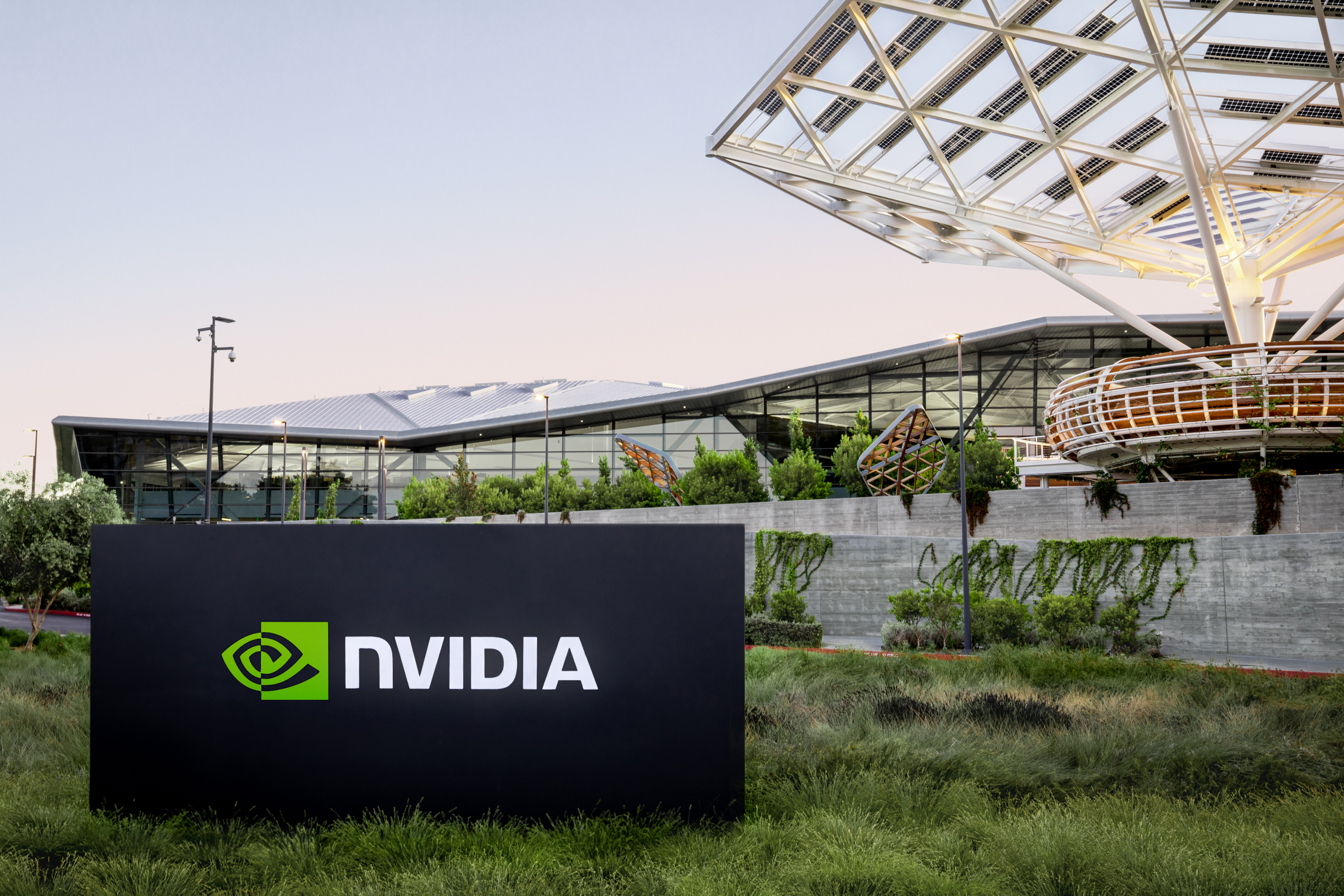 NVIDIA:s marknadsvärde överstiger 2 biljoner dollar för första gången i AI-hypen