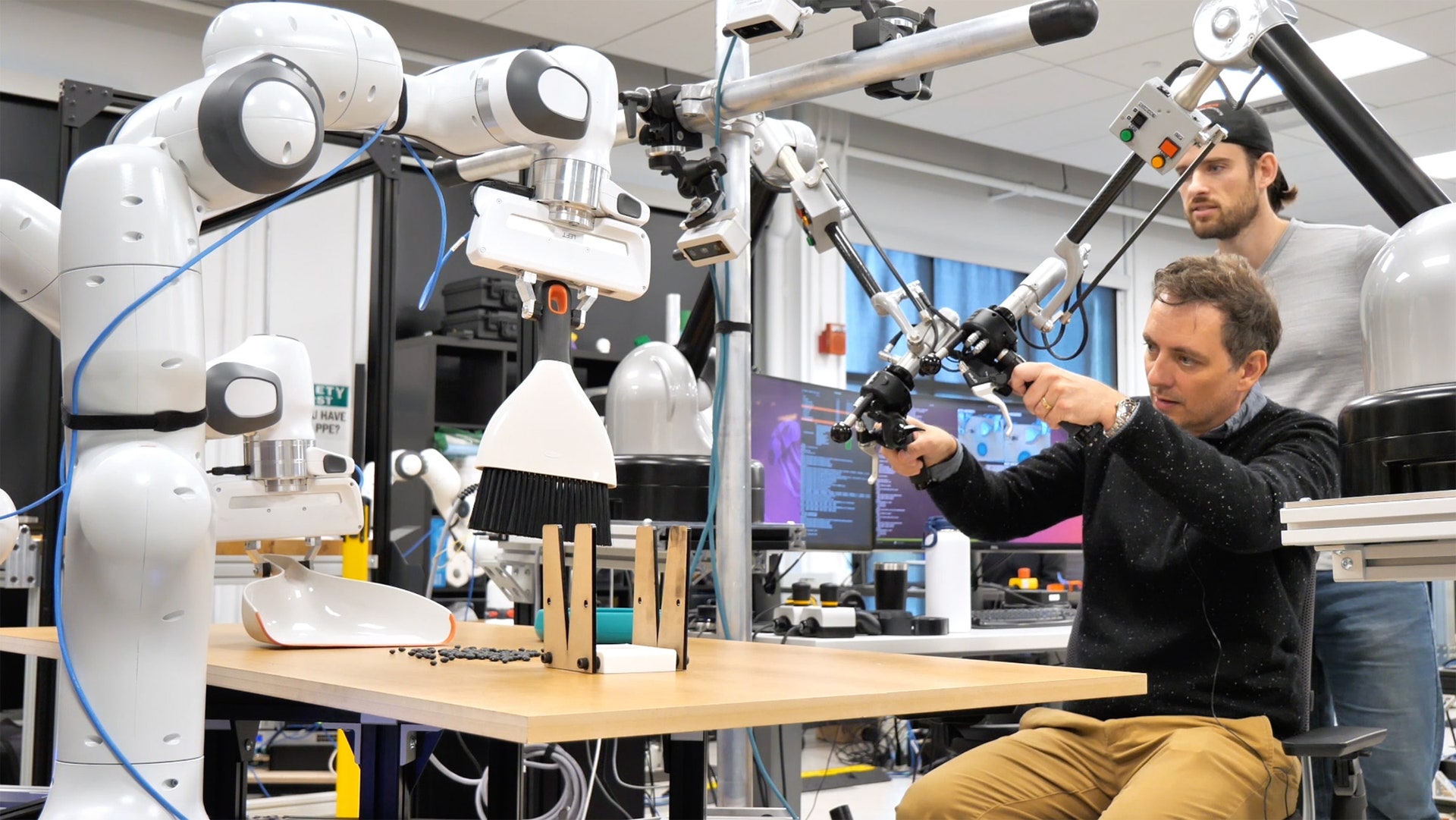 Toyota-robotar lär sig utföra sysslor genom att kopiera människors handlingar